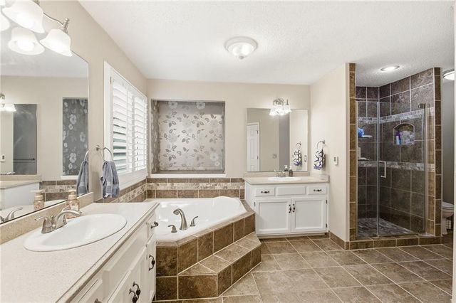 1005 NW PENNINGTON Place, Blue Springs, MO 64015
