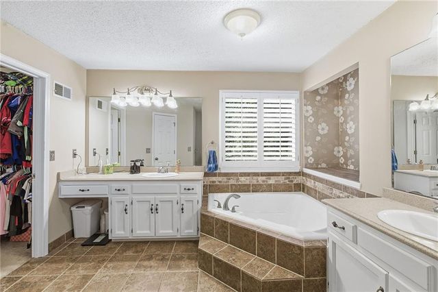 1005 NW PENNINGTON Place, Blue Springs, MO 64015