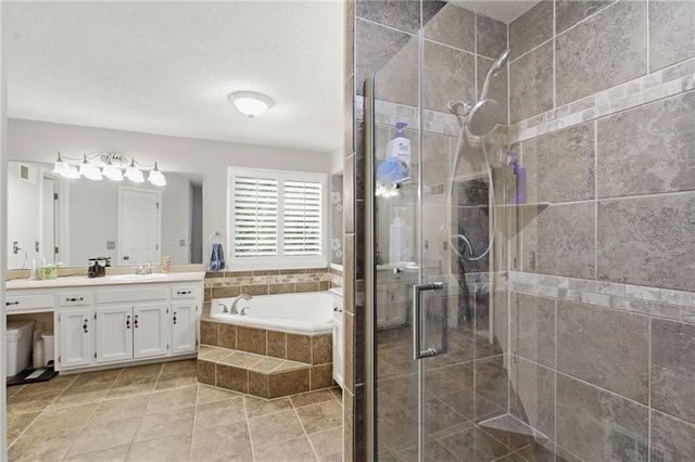 1005 NW PENNINGTON Place, Blue Springs, MO 64015