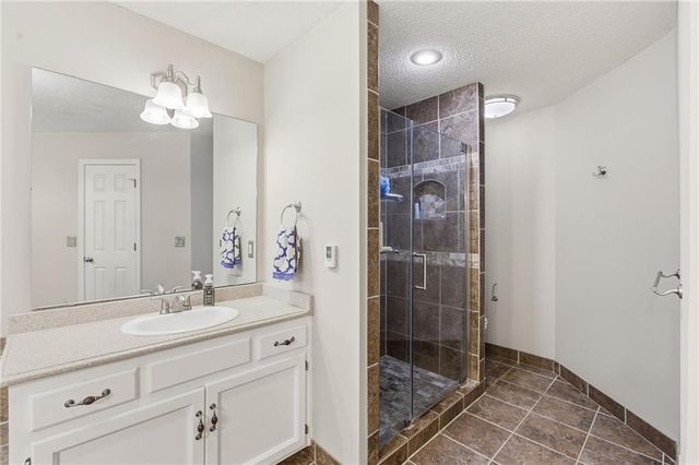 1005 NW PENNINGTON Place, Blue Springs, MO 64015