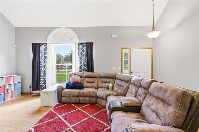 1005 NW PENNINGTON Place, Blue Springs, MO 64015