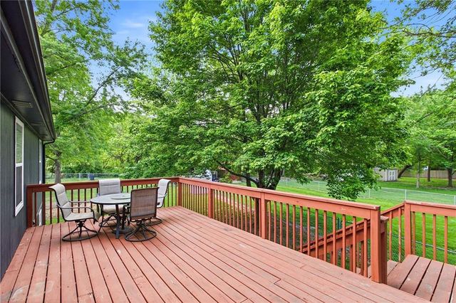 1005 NW PENNINGTON Place, Blue Springs, MO 64015