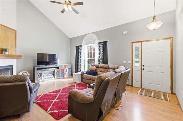 1005 NW PENNINGTON Place, Blue Springs, MO 64015