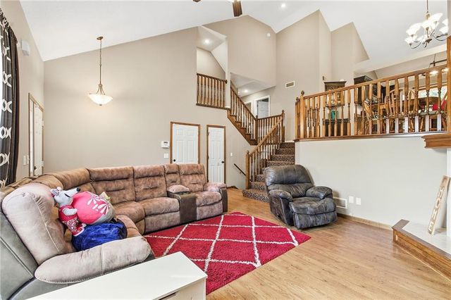 1005 NW PENNINGTON Place, Blue Springs, MO 64015