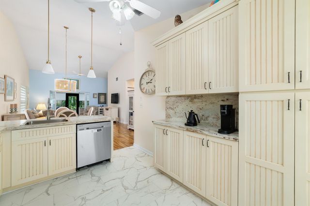 7821 SE Sugar Sand Circle, Hobe Sound, FL 33455