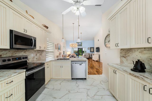 7821 SE Sugar Sand Circle, Hobe Sound, FL 33455