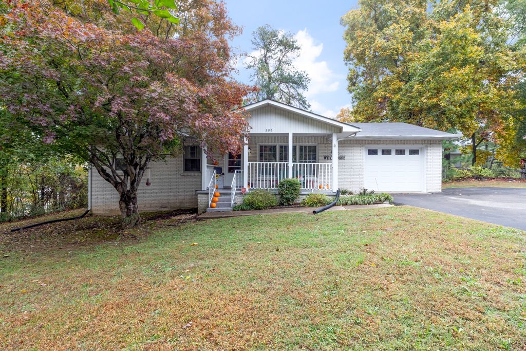 205 Oak Dr, Dickson, TN 37055