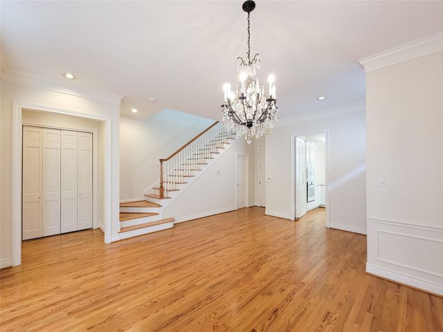 2211 Augusta Drive 19, Houston, TX 77057