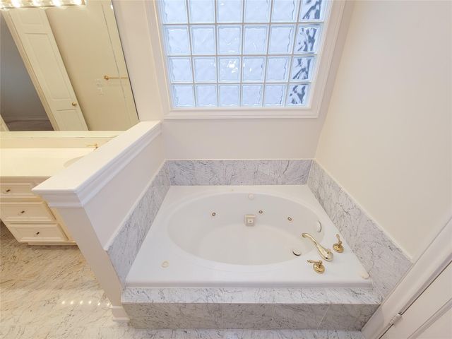 2211 Augusta Drive 19, Houston, TX 77057