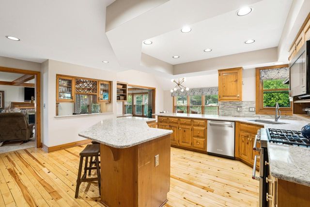 10133 N Foxkirk DRIVE, Mequon, WI 53097