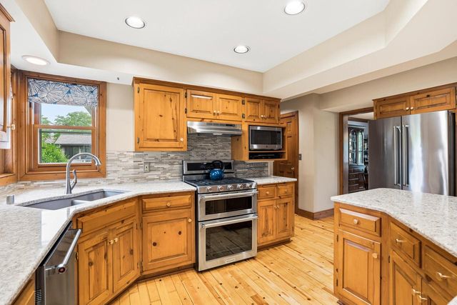 10133 N Foxkirk DRIVE, Mequon, WI 53097