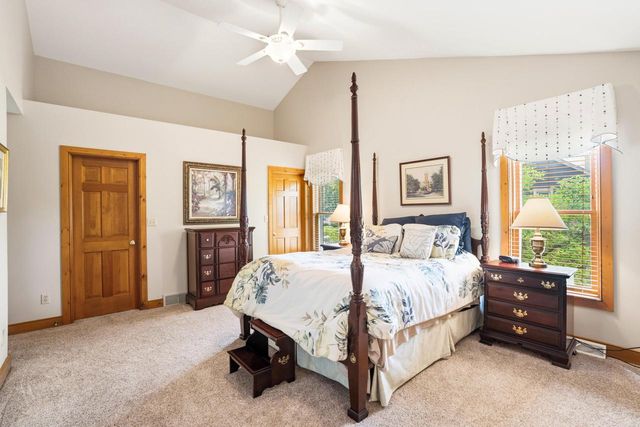 10133 N Foxkirk DRIVE, Mequon, WI 53097