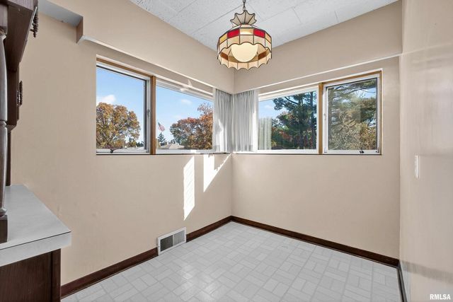 1228 COFFELT Avenue, Bettendorf, IA 52722