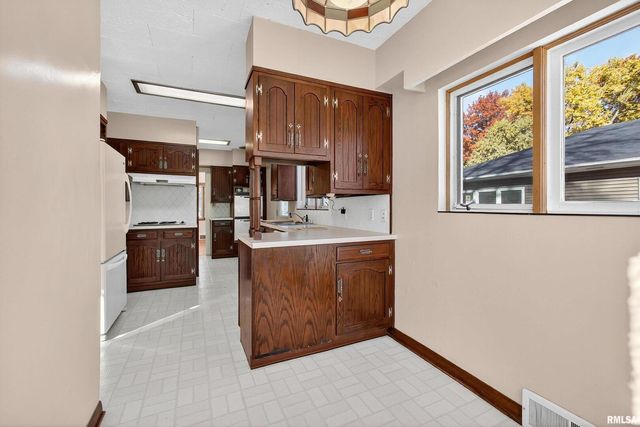 1228 COFFELT Avenue, Bettendorf, IA 52722