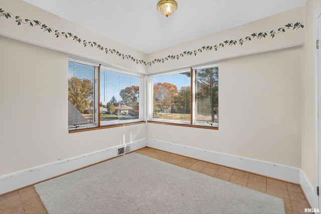 1228 COFFELT Avenue, Bettendorf, IA 52722