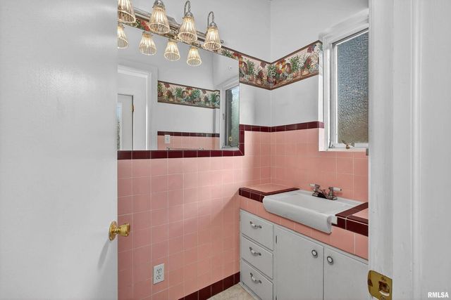 1228 COFFELT Avenue, Bettendorf, IA 52722