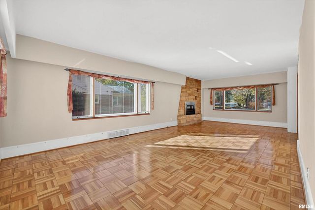 1228 COFFELT Avenue, Bettendorf, IA 52722