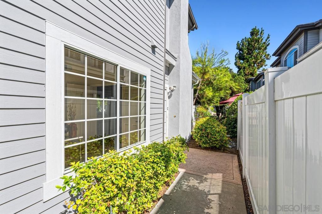 Image 2 of property listing at 8619 Via Mallorca C, La Jolla, CA 92037