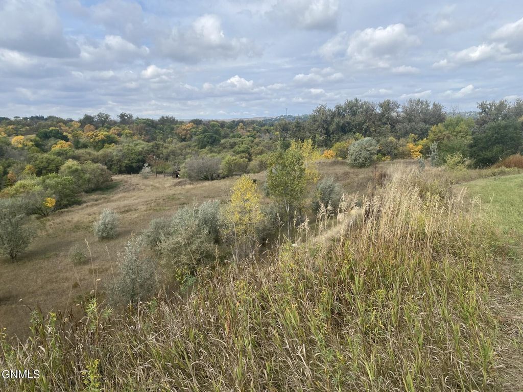 1601 Plains Bend SE, Mandan, ND 58554 photo