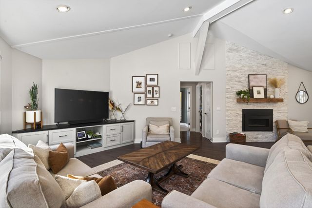 8475 Hidden Bay Trail N, Lake Elmo, MN 55042