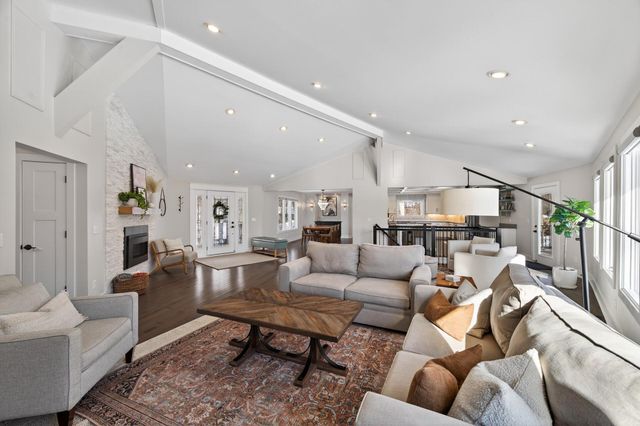 8475 Hidden Bay Trail N, Lake Elmo, MN 55042