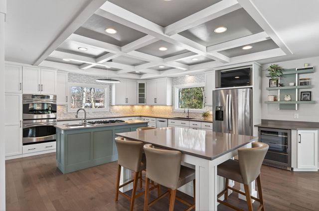 8475 Hidden Bay Trail N, Lake Elmo, MN 55042