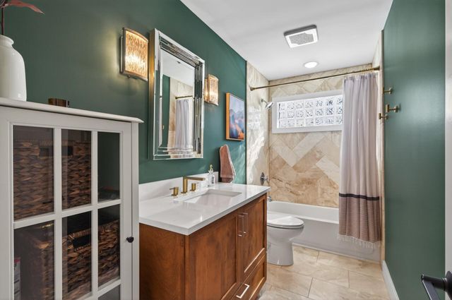 8475 Hidden Bay Trail N, Lake Elmo, MN 55042