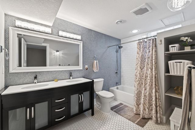 8475 Hidden Bay Trail N, Lake Elmo, MN 55042