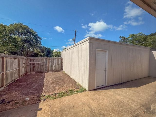 702 S Chappell Hill Street, Brenham, TX 77833