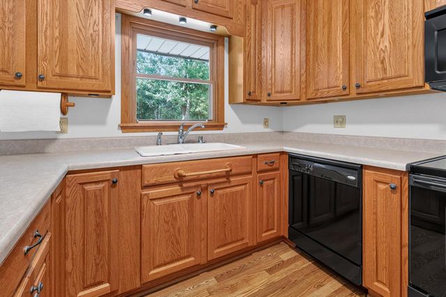 W222N8351 Plainview PARKWAY, Sussex, WI 53089