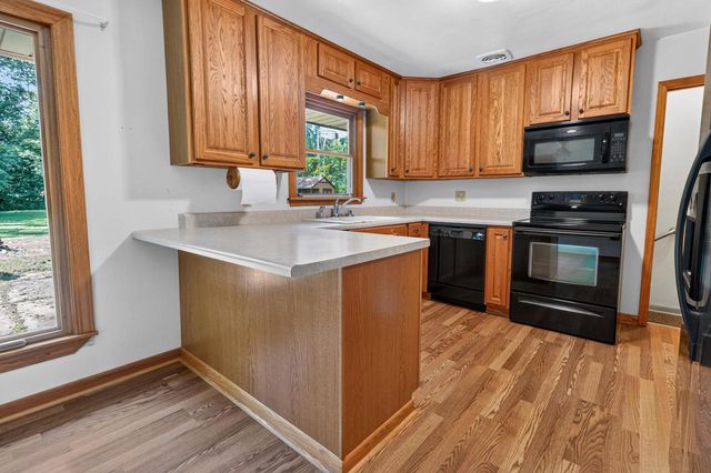 W222N8351 Plainview PARKWAY, Sussex, WI 53089
