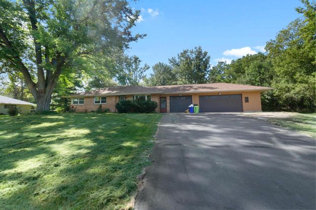 W222N8351 Plainview PARKWAY, Sussex, WI 53089