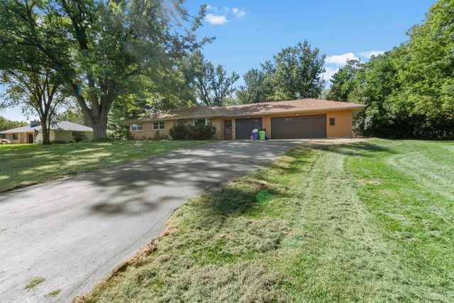 W222N8351 Plainview PARKWAY, Sussex, WI 53089