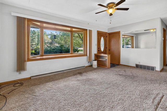 W222N8351 Plainview PARKWAY, Sussex, WI 53089