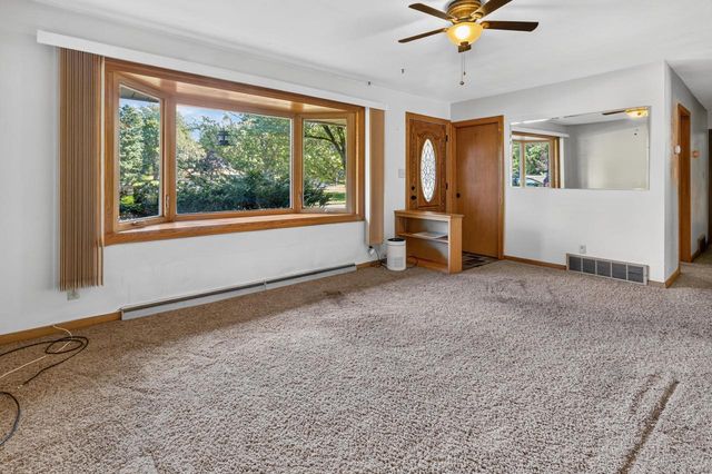 W222N8351 Plainview PARKWAY, Sussex, WI 53089