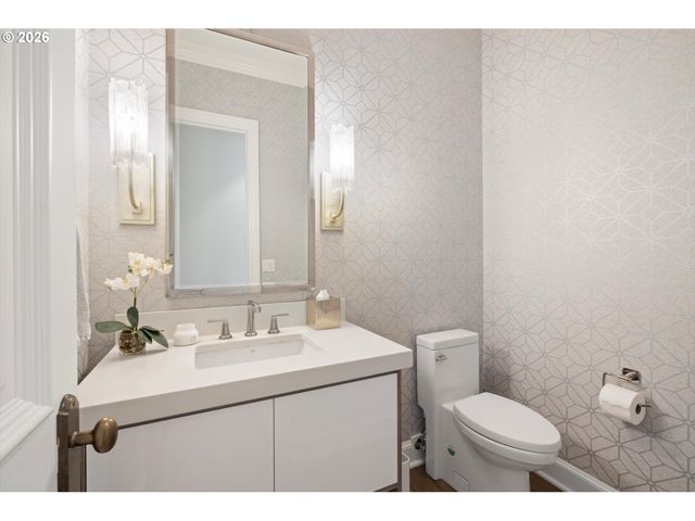 16871 GREENBRIER Rd, Lake Oswego, OR 97034