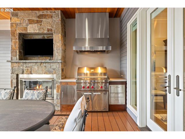 16871 GREENBRIER Rd, Lake Oswego, OR 97034