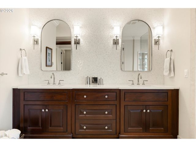 16871 GREENBRIER Rd, Lake Oswego, OR 97034