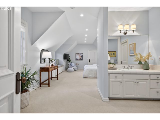 16871 GREENBRIER Rd, Lake Oswego, OR 97034