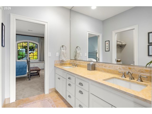 16871 GREENBRIER Rd, Lake Oswego, OR 97034