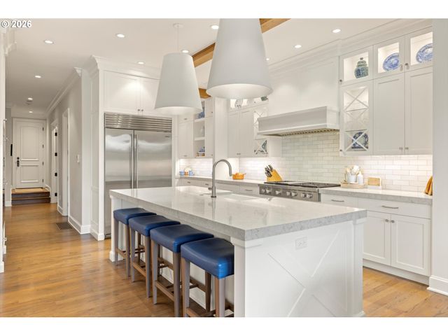 16871 GREENBRIER Rd, Lake Oswego, OR 97034