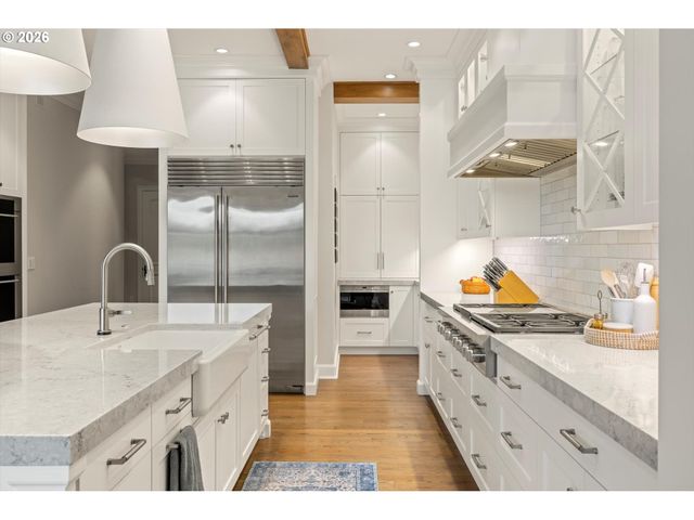 16871 GREENBRIER Rd, Lake Oswego, OR 97034