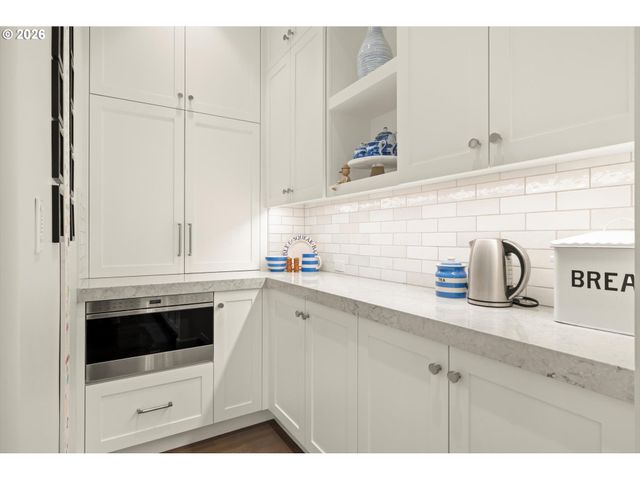 16871 GREENBRIER Rd, Lake Oswego, OR 97034