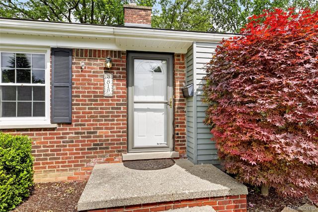 9818 Roseland Street, Livonia, MI 48150