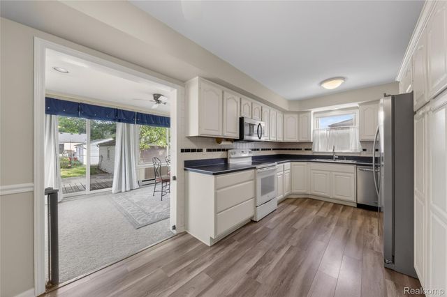 9818 Roseland Street, Livonia, MI 48150