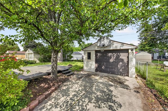 9818 Roseland Street, Livonia, MI 48150