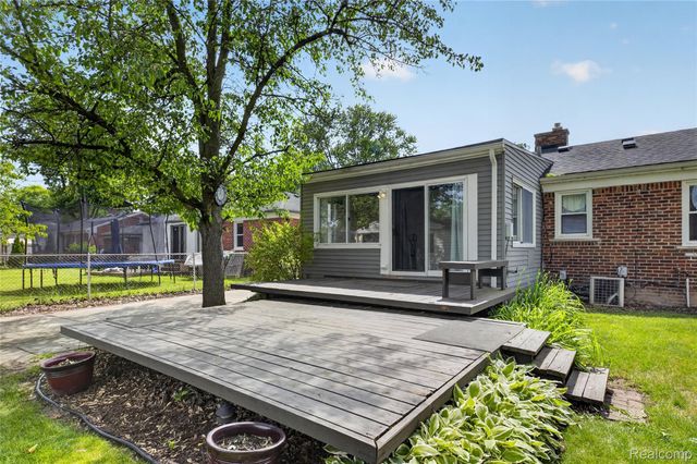 9818 Roseland Street, Livonia, MI 48150