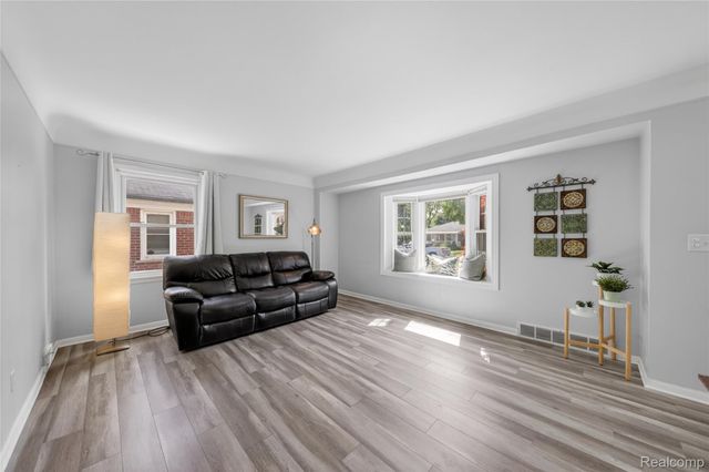 9818 Roseland Street, Livonia, MI 48150