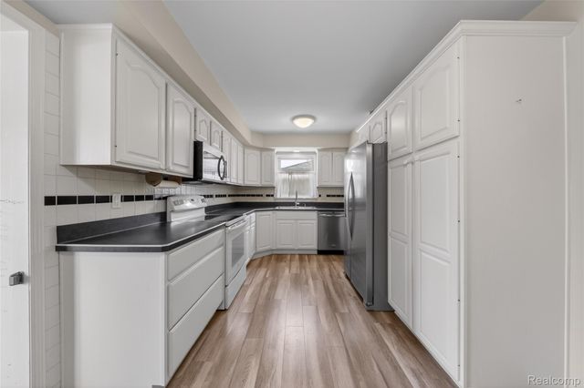 9818 Roseland Street, Livonia, MI 48150