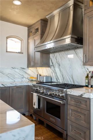 221 30th Street, Manhattan Beach, CA 90266